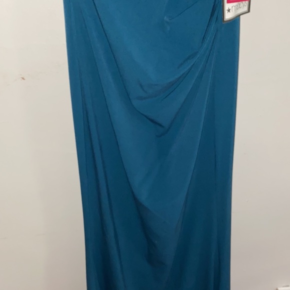Vince Camuto Maxi Dress. - Picture 8 of 16